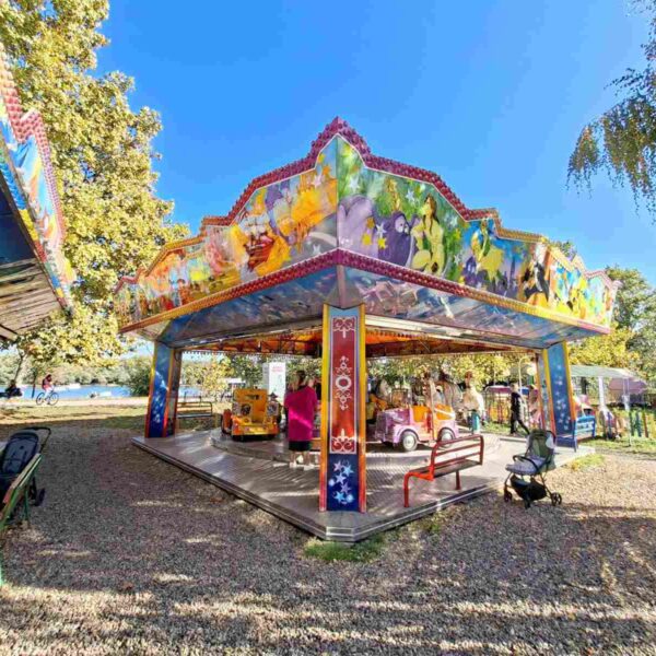 Karusel Dreamland sa bajkovitim figurama