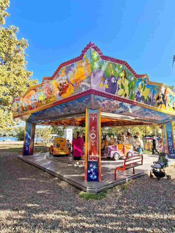 Karusel Dreamland sa bajkovitim figurama