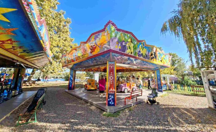 Karusel Dreamland sa bajkovitim figurama