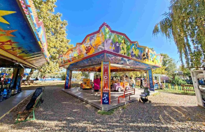 Karusel Dreamland sa bajkovitim figurama