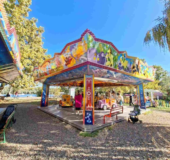 Karusel Dreamland sa bajkovitim figurama