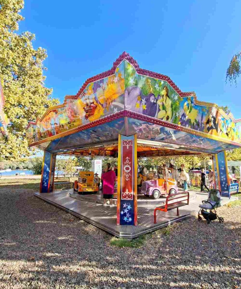 Karusel Dreamland sa bajkovitim figurama