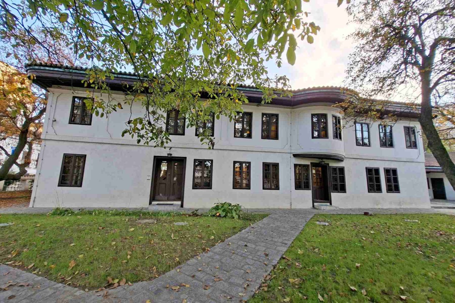 Muzej Vuka i Dositeja u Beogradu – dvorište i fasada ukoso