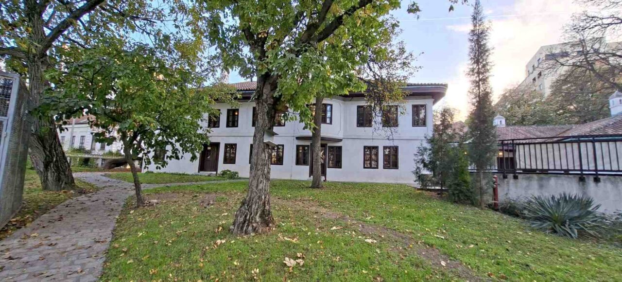 Pogled na Muzej Vuka i Dositeja iz dvorišta sa čela zgrade