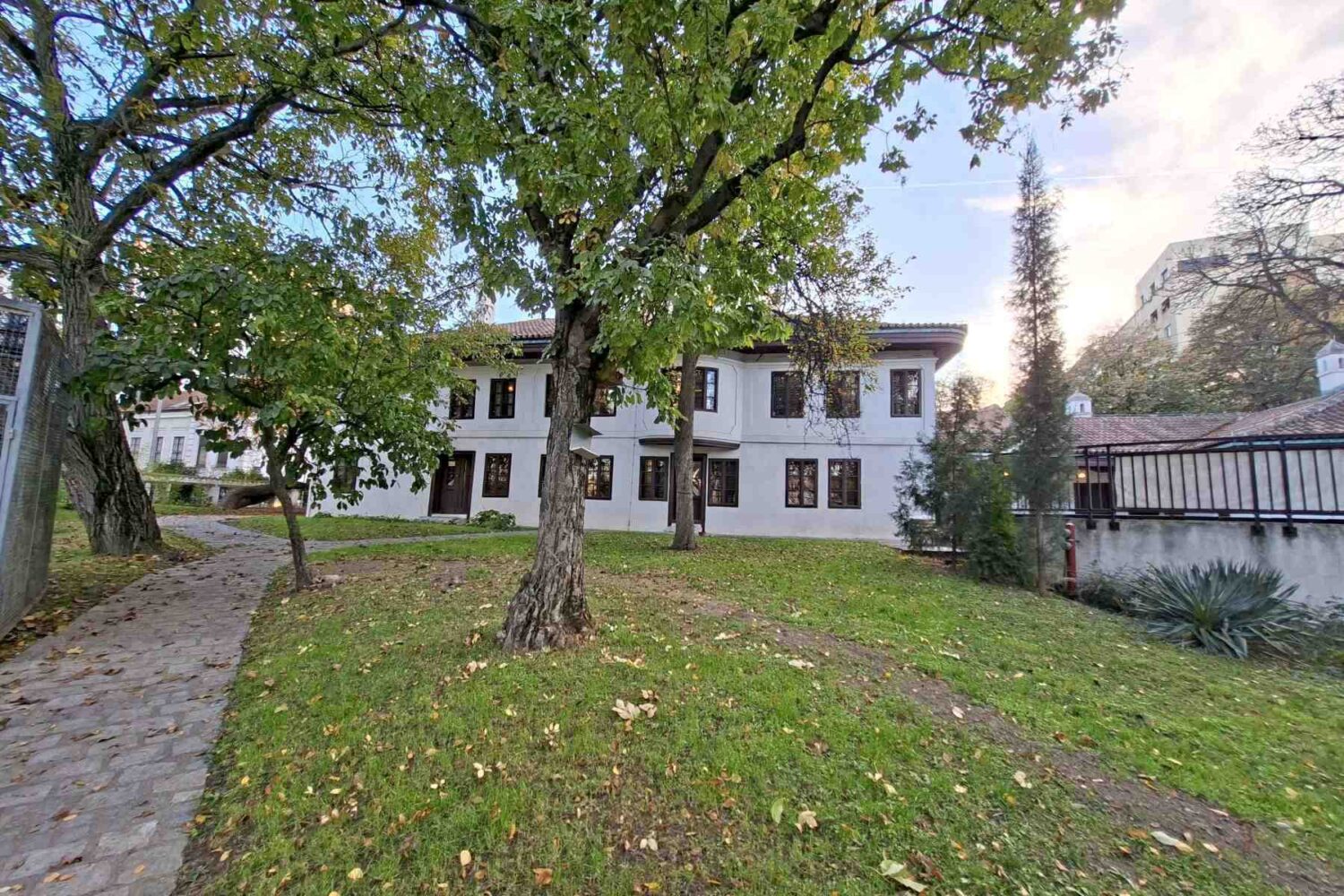 Pogled na Muzej Vuka i Dositeja iz dvorišta sa čela zgrade