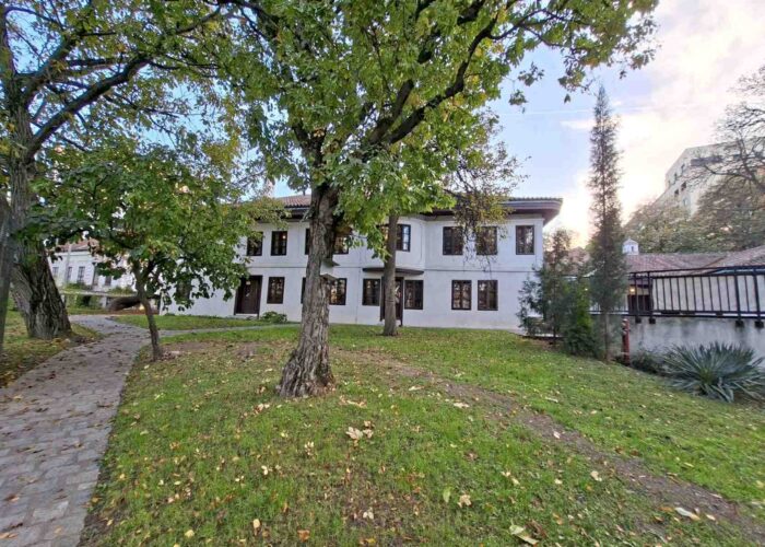 Pogled na Muzej Vuka i Dositeja iz dvorišta sa čela zgrade