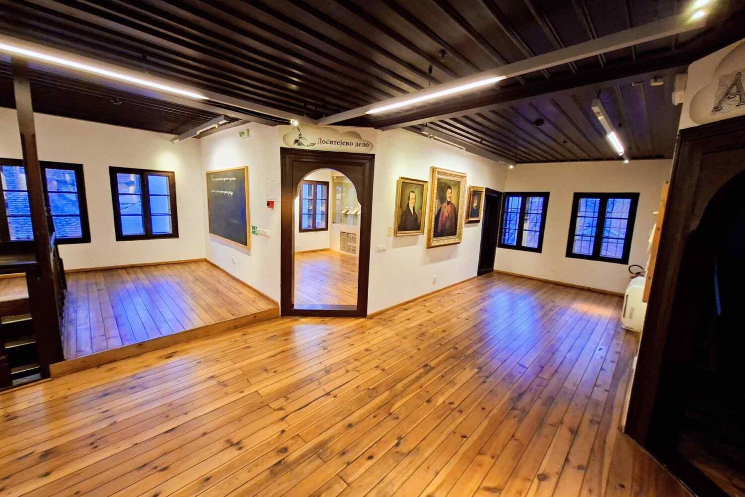 Pogled sa gornjeg sprata na sobu "Dositejevo delo" u Muzeju Vuka i Dositeja