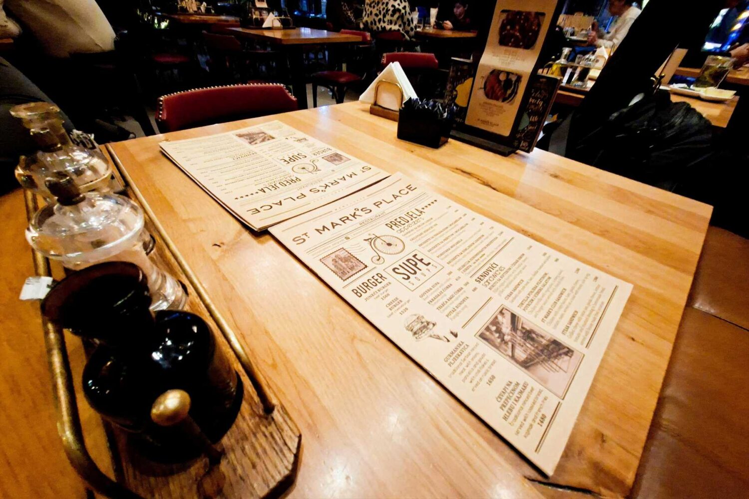 Jelovnik restorana St. Mark's Place na stolu uz ambijent restorana u pozadini