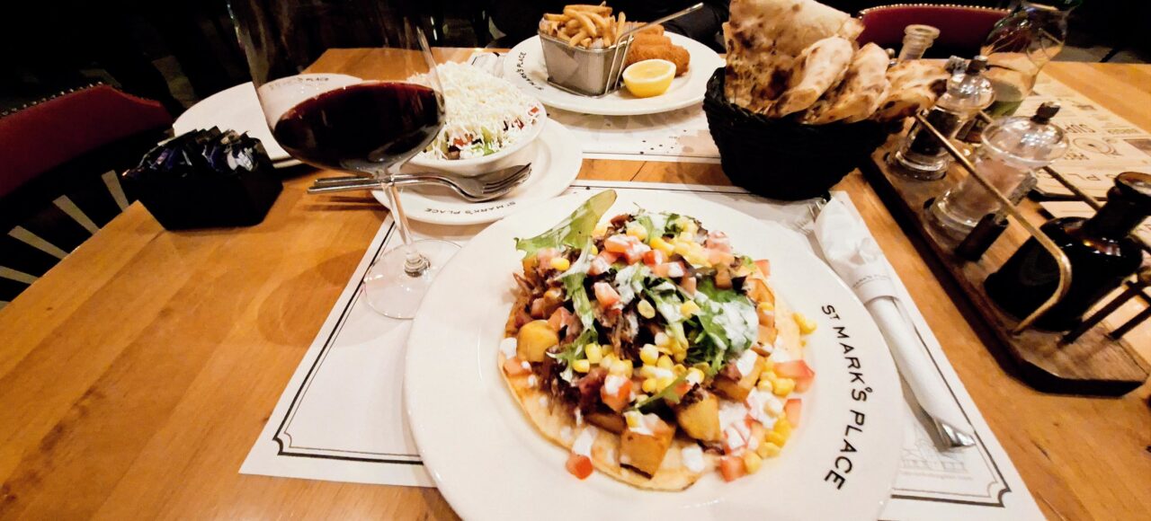 Ambijent restorana u Beogradu sa autentičnom kuhinjom i prijatnom atmosferom