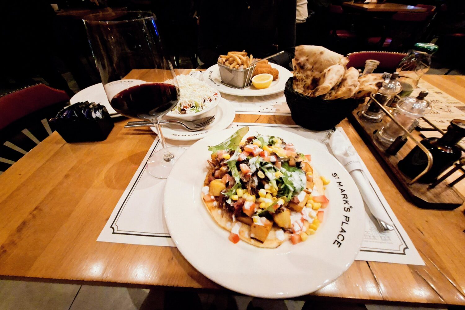 Ambijent restorana u Beogradu sa autentičnom kuhinjom i prijatnom atmosferom