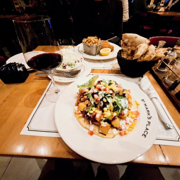 Ambijent restorana u Beogradu sa autentičnom kuhinjom i prijatnom atmosferom