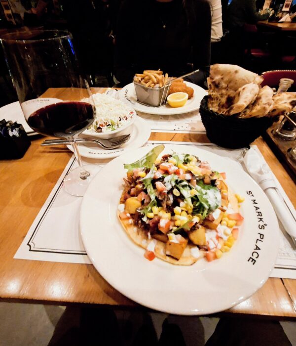 Ambijent restorana u Beogradu sa autentičnom kuhinjom i prijatnom atmosferom