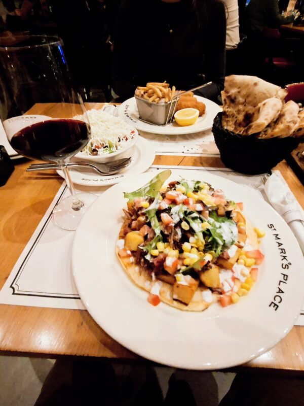 Ambijent restorana u Beogradu sa autentičnom kuhinjom i prijatnom atmosferom