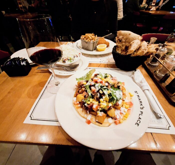 Ambijent restorana u Beogradu sa autentičnom kuhinjom i prijatnom atmosferom