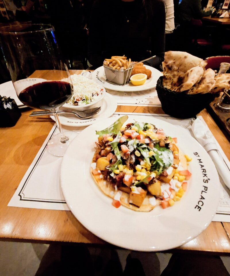 Ambijent restorana u Beogradu sa autentičnom kuhinjom i prijatnom atmosferom