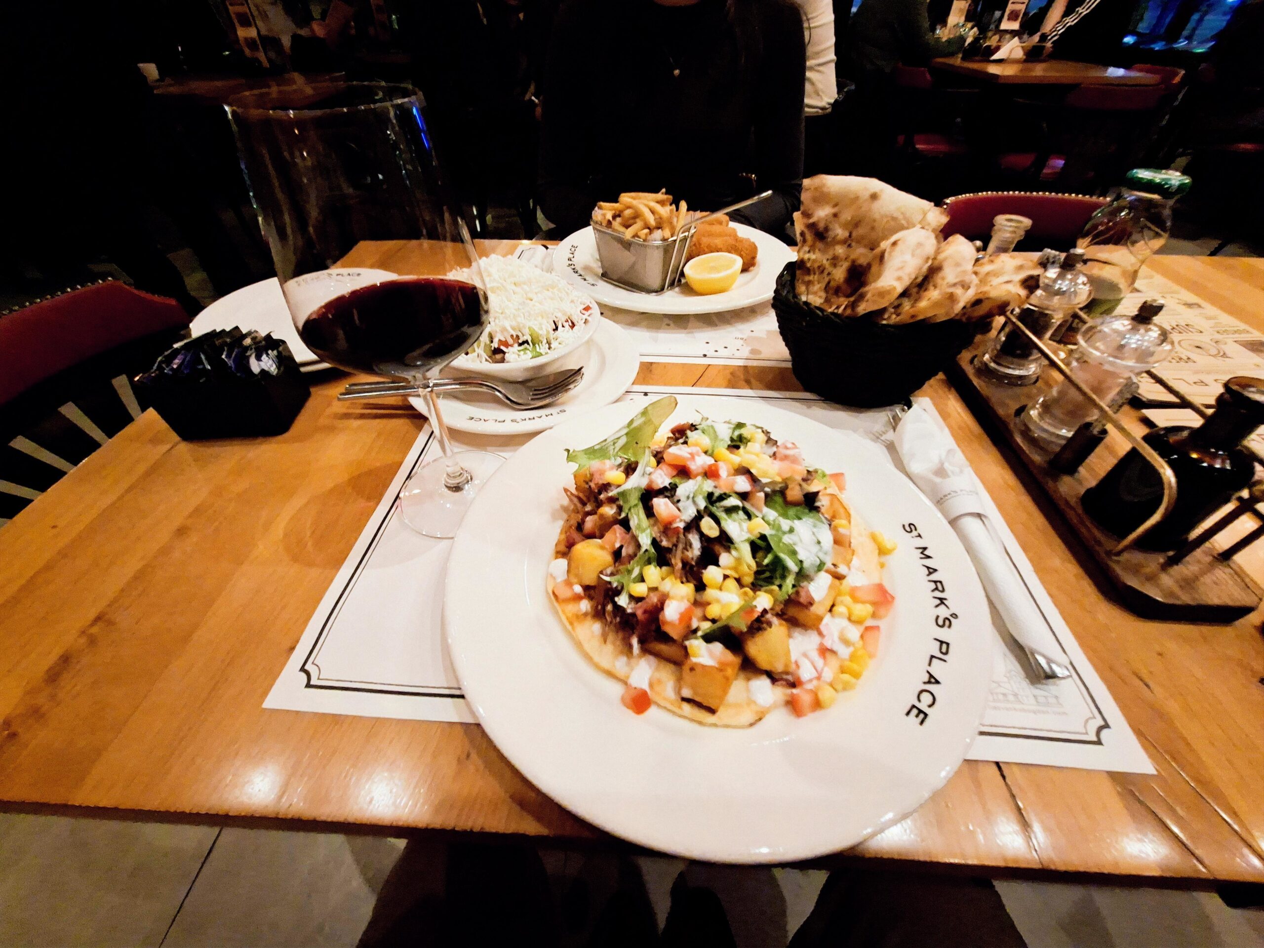 Ambijent restorana u Beogradu sa autentičnom kuhinjom i prijatnom atmosferom