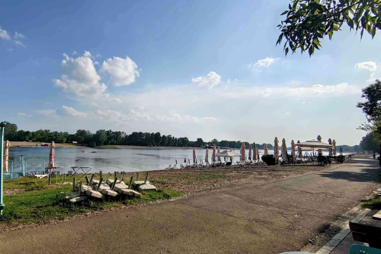 Pogled na stazu za šetnju, deo plaže i Savsko jezero sa Novobeogradske strane, prolećni dan pre sezone