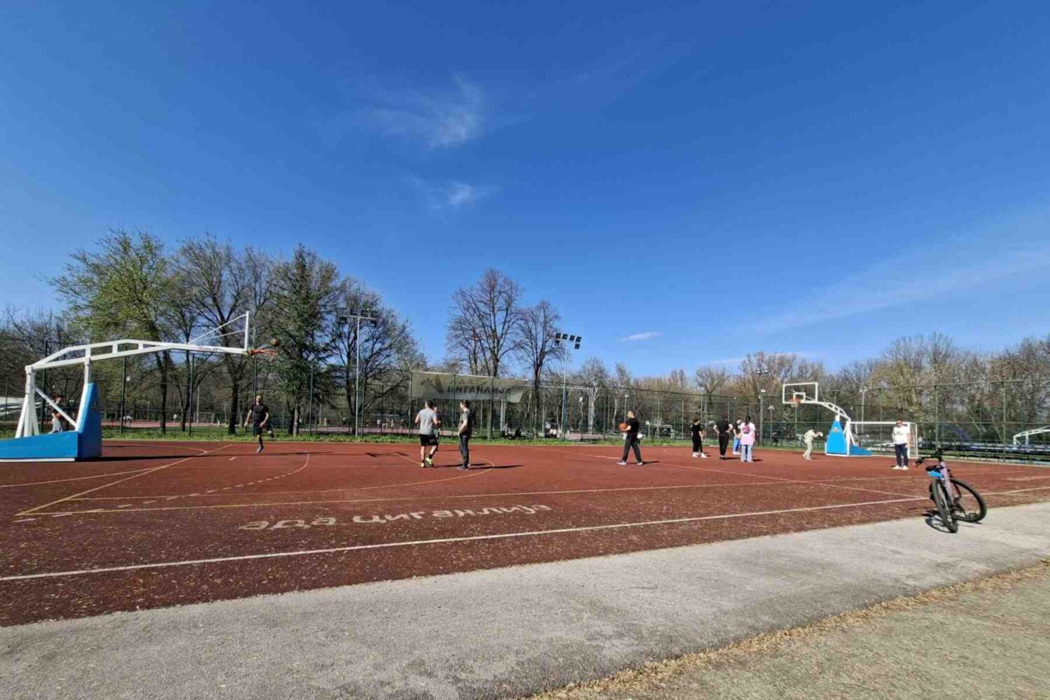 Rekreativna igra basketa na košarkaškom terenu na Adi Ciganliji