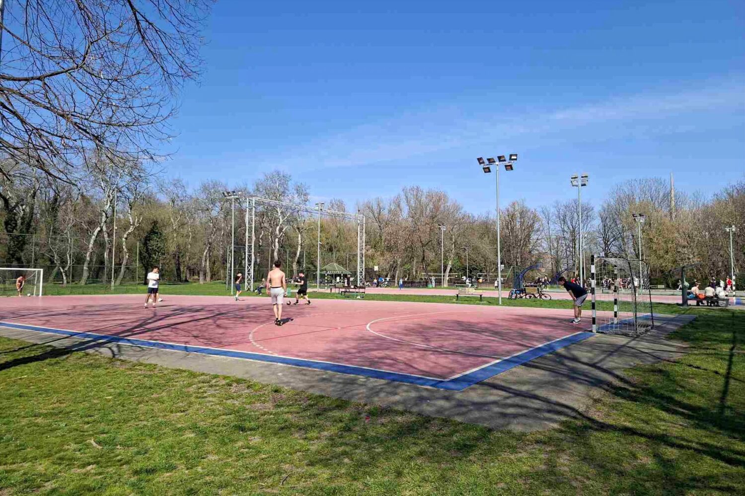 Rekreativna utakmica na malom fudbalskom terenu na Adi Ciganliji