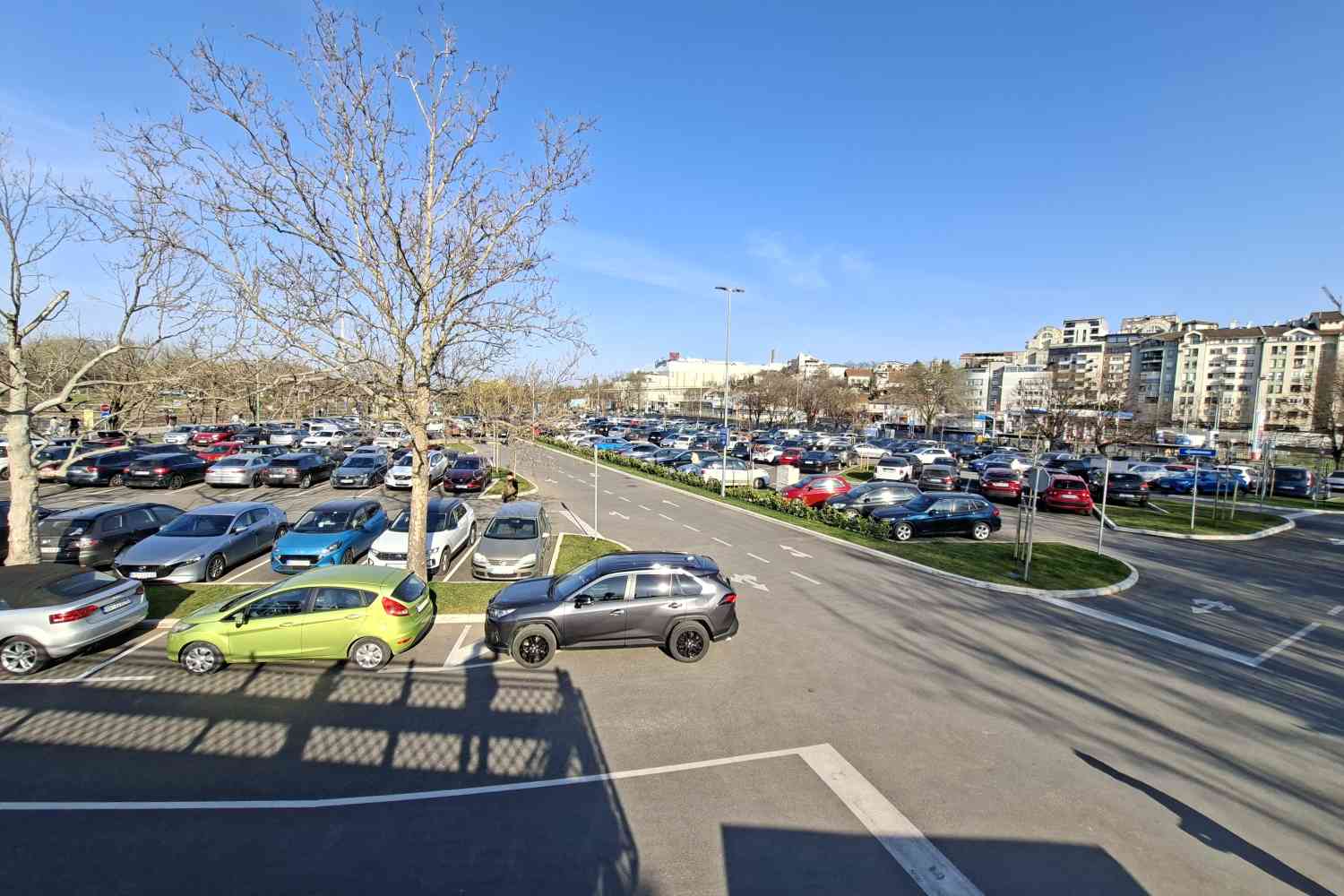 Parking servis Ada Ciganlija sa velikim brojem parking mesta kod glavnog ulaza u Beogradu