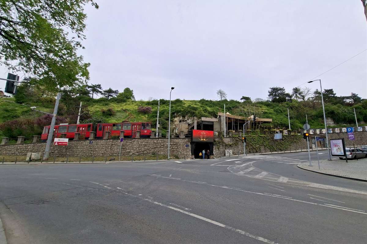 Konoba Akustik Kalemegdan u centru Beograda sa tramvajem koji prolazi Pariskom ulicom
