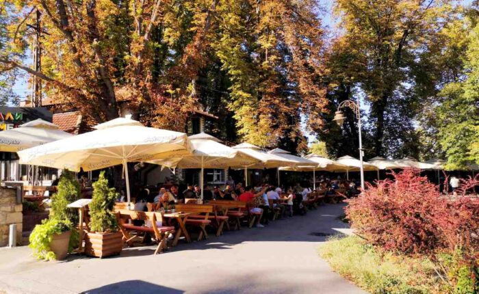 Kahvana Mali Kalemegdan restaurant with a garden in Kalemegdan Park and guests enjoying food and drinks