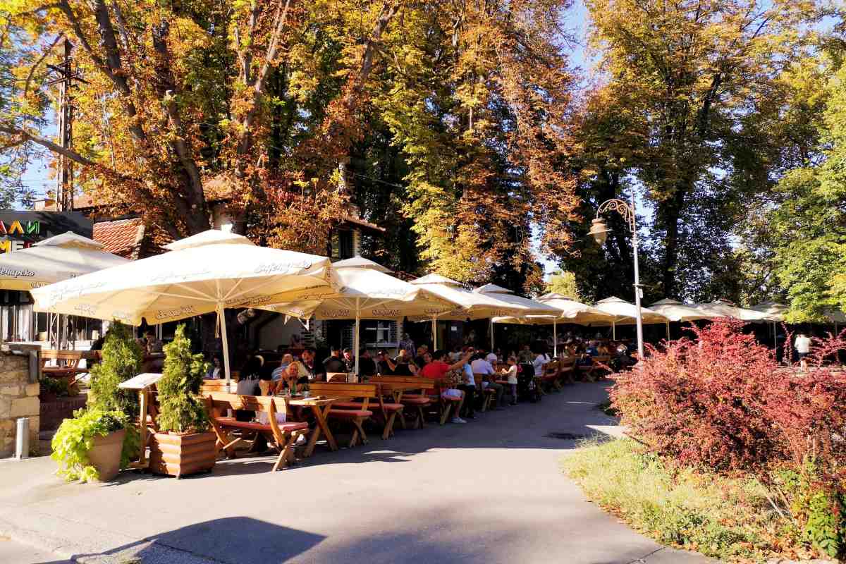 Kahvana Mali Kalemegdan restaurant with a garden in Kalemegdan Park and guests enjoying food and drinks