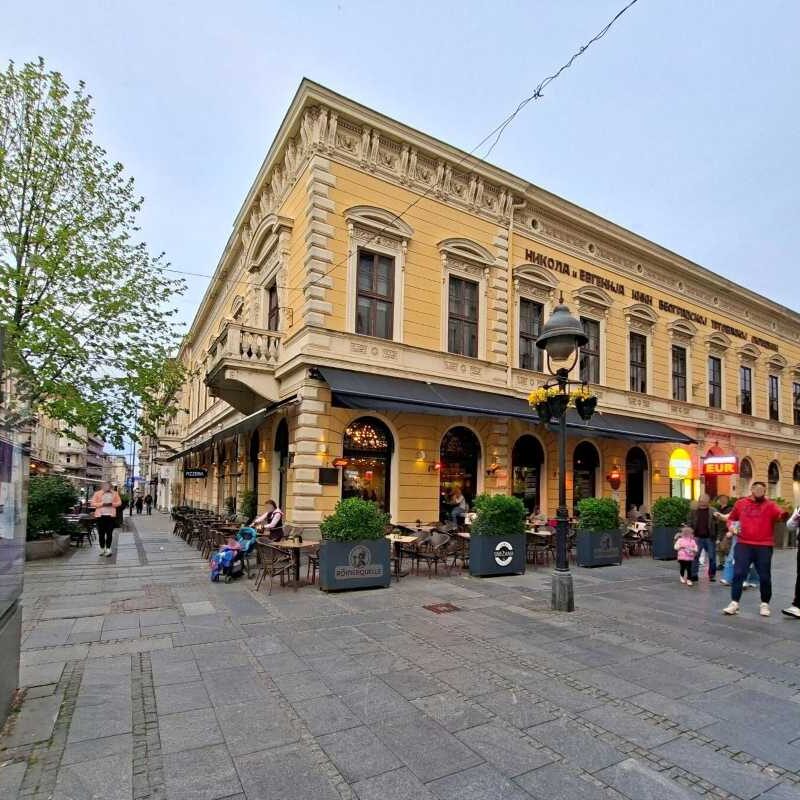 Restoran Snežana u Knez Mihailovoj ulici u centru Beograda sa pogledom na zgradu i pešačku zonu