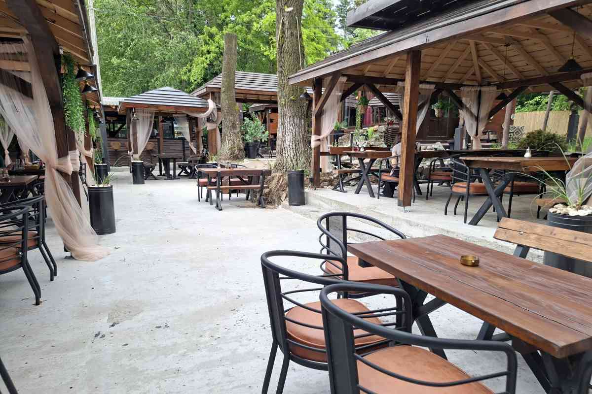 Bašta restorana Seka u prirodi Bašta restorana Seka Šumski kutak sa stolovima u prirodi kod Avale