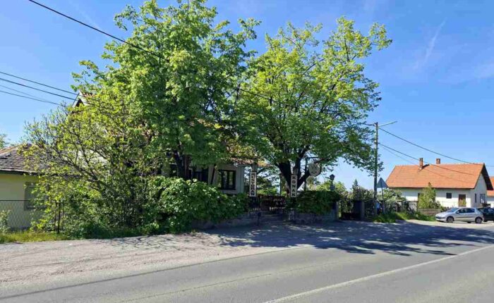 Restoran Karađorđev konak fotografisan izdaleka kod Avale