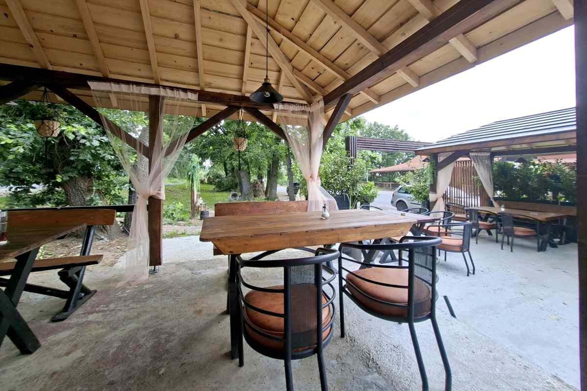 Stolovi u bašti restorana Seka Drveni stolovi u bašti restorana Seka Šumski kutak kod Avale