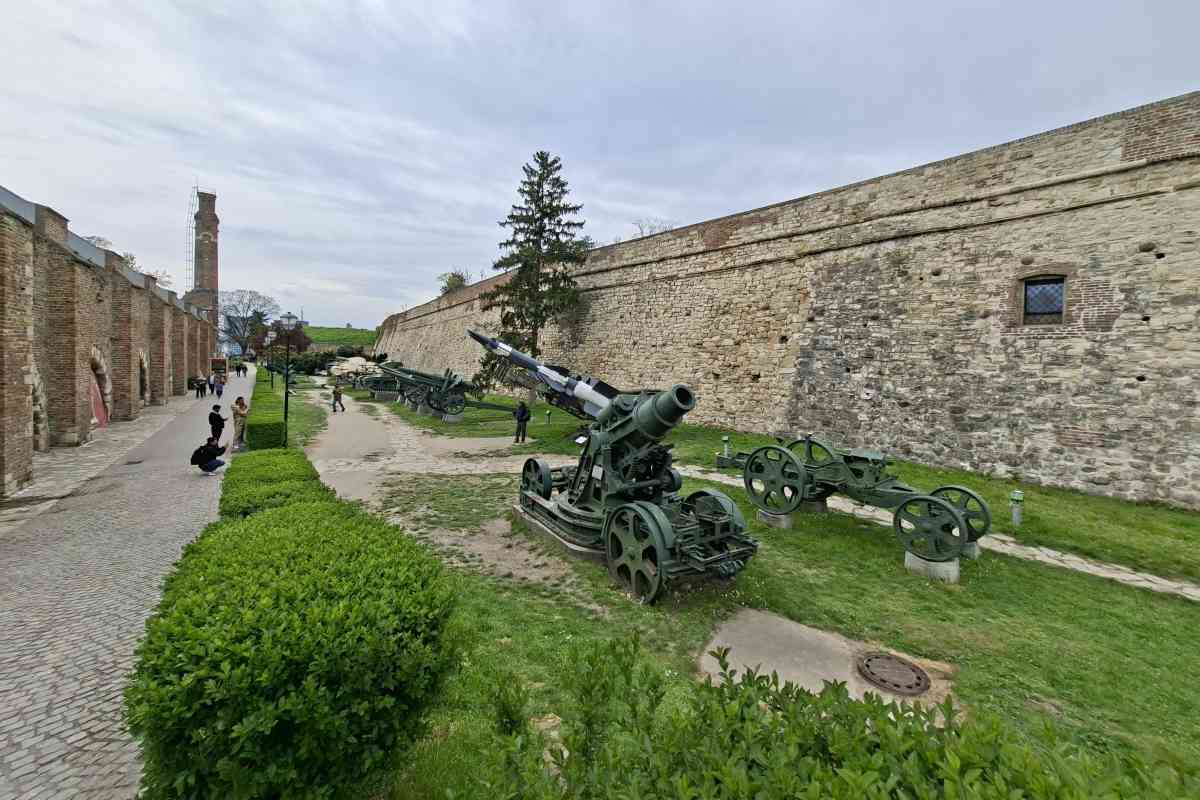 Topovi i rakete na Kalemegdanu – otvorena vojna postavka Beogradske tvrđave Topovi, rakete i vojna oprema na otvorenom na Kalemegdanu i Beogradskoj tvrđavi