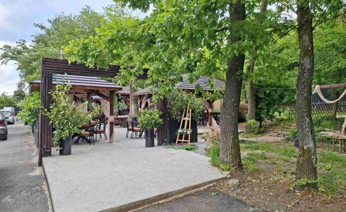 Ulaz u restoran Seka Šumski kutak u okolini Avale