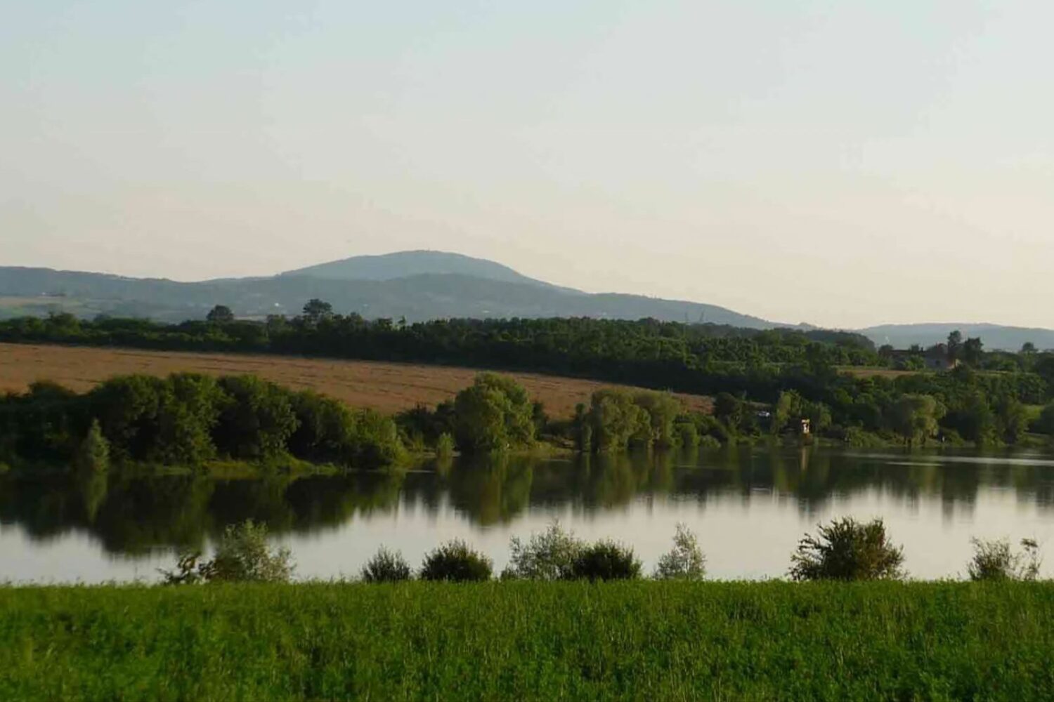 Jezera u blizini Beograda – Markovačko jezero i Bukulja Markovačko jezero kod Mladenovca u blizini Beograda sa planinom Bukulja u pozadini