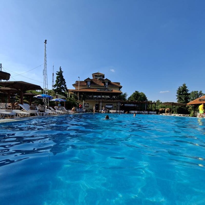 Bazeni Tenesi na Kosmaju sa restoranom u pozadini