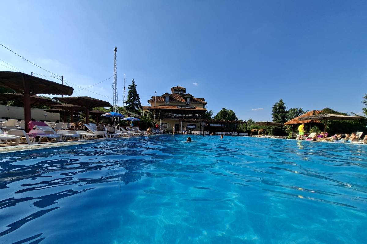 Bazeni Tenesi na Kosmaju sa restoranom u pozadini