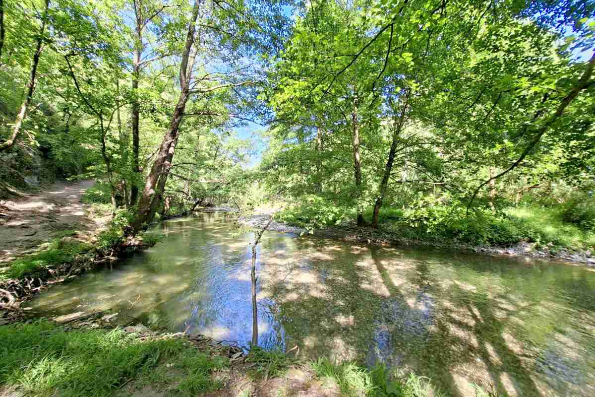 Ćelijski zabarak pored reke Gradac