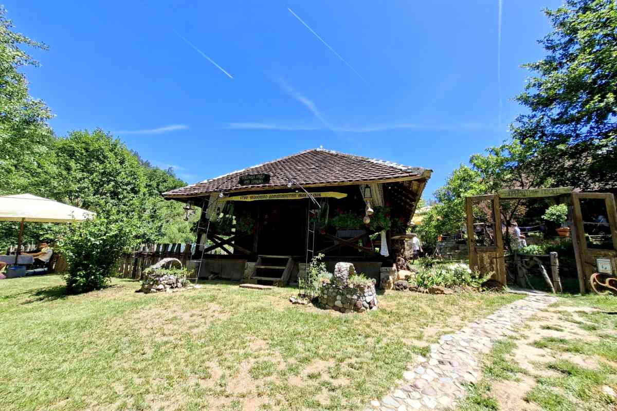 Etno domaćinstvo Skok po skok pored reke Gradac Etno domaćinstvo Skok po skok na obali reke Gradac