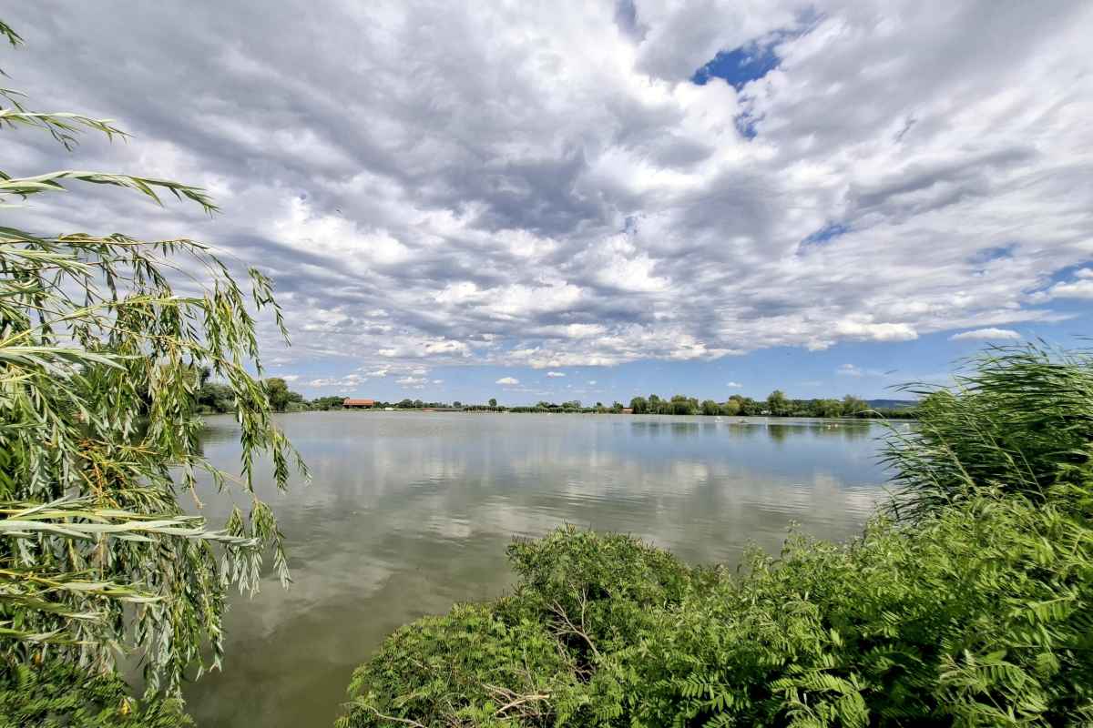 Pogled na Mika Alas jezero Mika Alas jezero fotografisano sa uređene obale