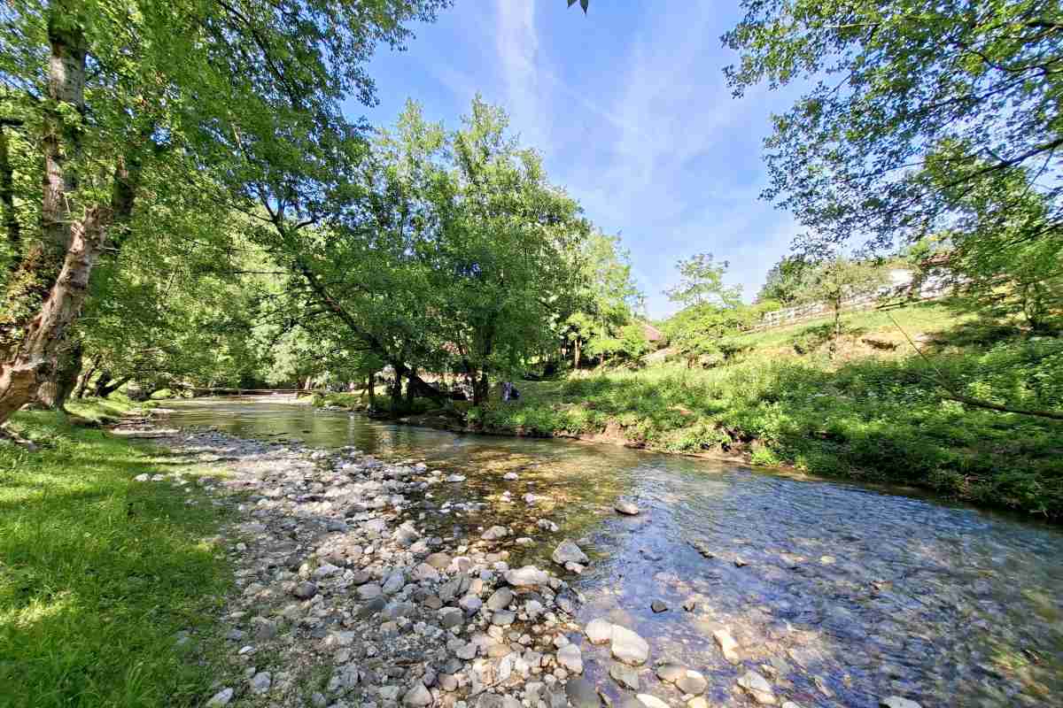 Reka Gradac u blizini etno domaćinstva Tok reke Gradac u blizini etno domaćinstva Skok po skok
