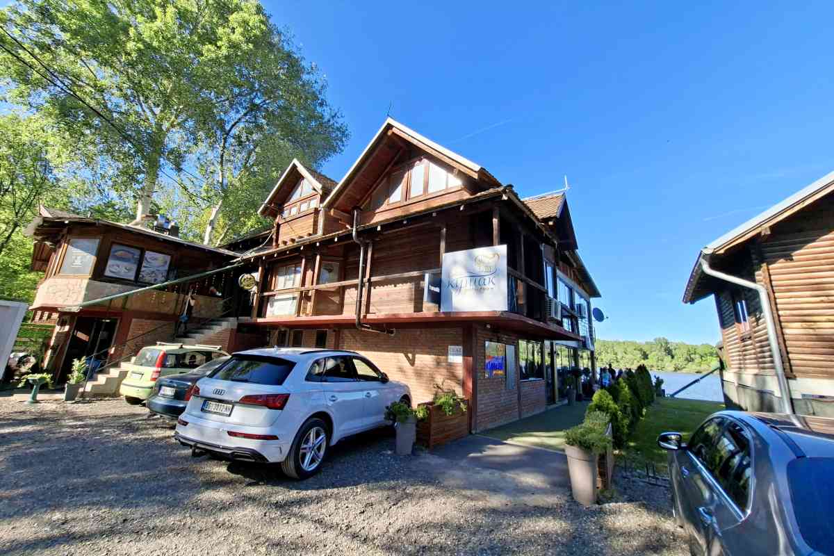 Restoran Savski kutak u Zabranu sa terasom uz Savu i parkingom za goste