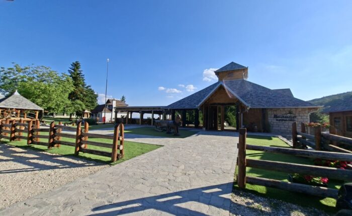 Restoran Vilino korito na Kosmaju sa uređenim dvorištem i zelenilom