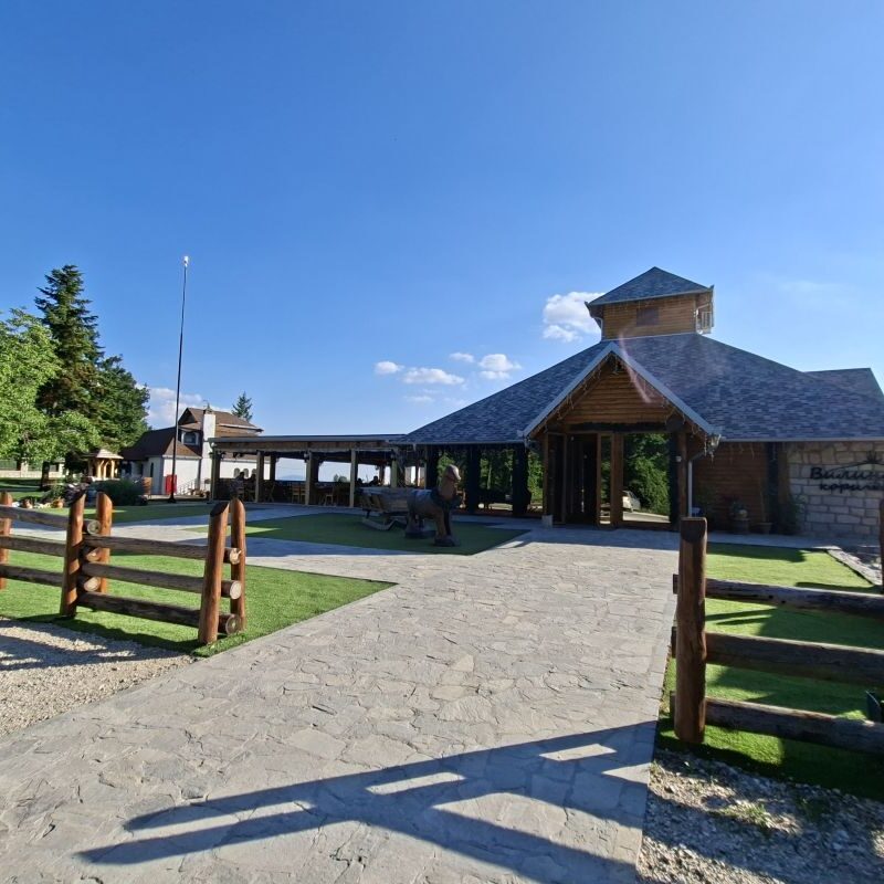 Restoran Vilino korito na Kosmaju sa uređenim dvorištem i zelenilom