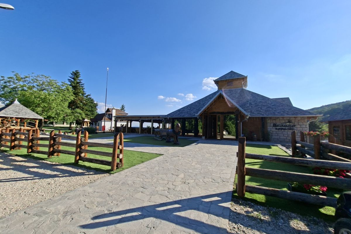 Restoran Vilino korito na Kosmaju sa uređenim dvorištem i zelenilom