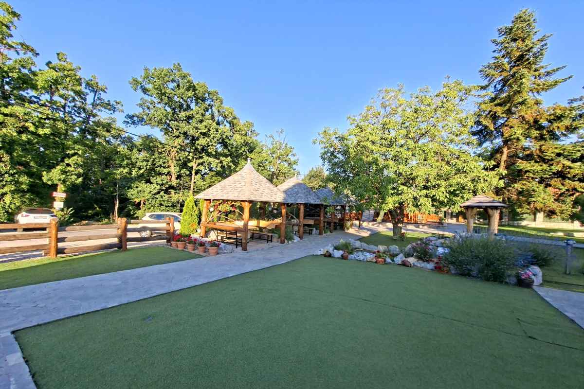 Senice u dvorištu restorana Vilino korito Drvene senice i dečje igralište restorana Vilino korito