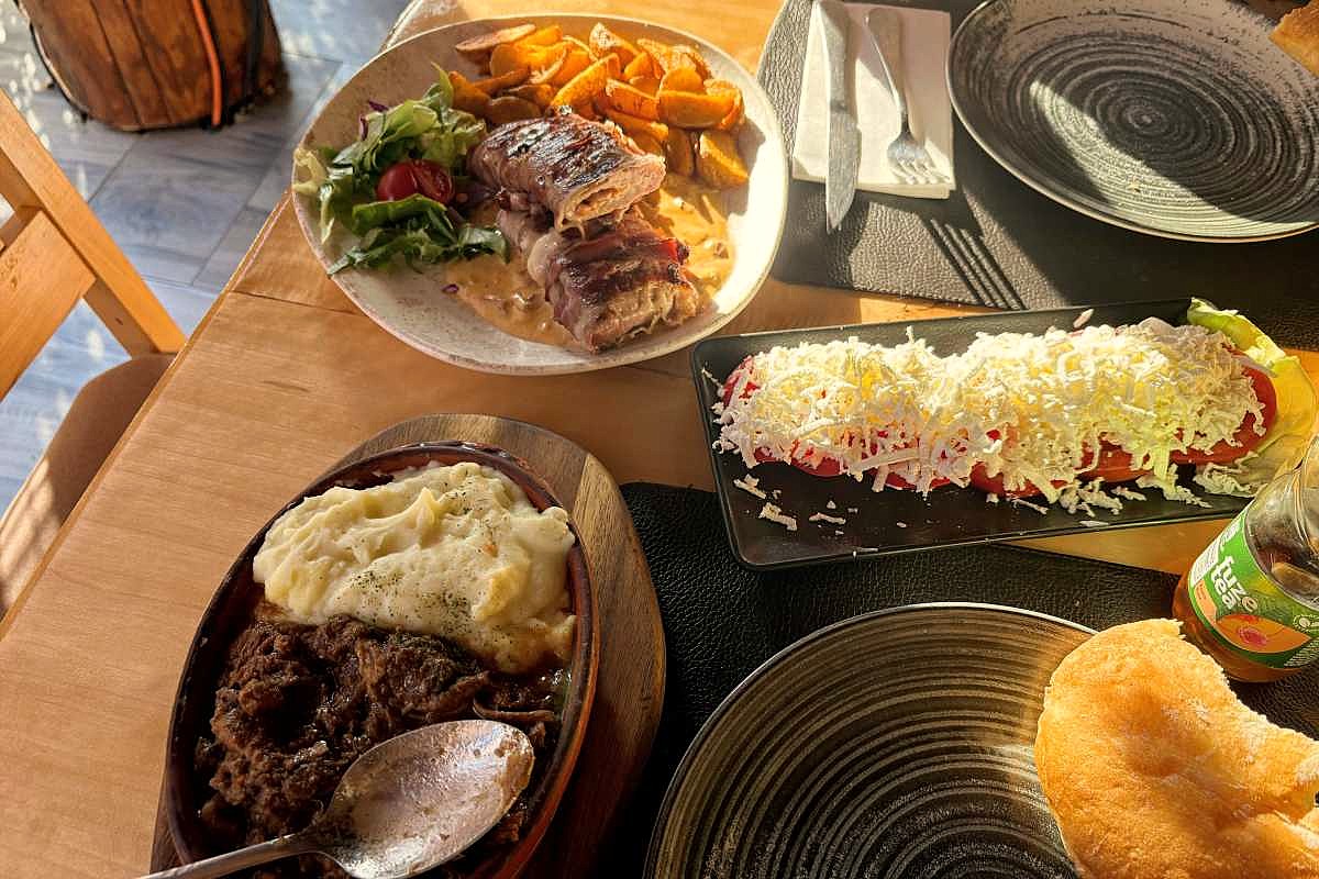 Specijaliteti restorana Vilino korito – Planinski stek i gulaš od divljači Planinski stek i gulaš od divljači sa pireom u restoranu Vilino korito na Kosmaju