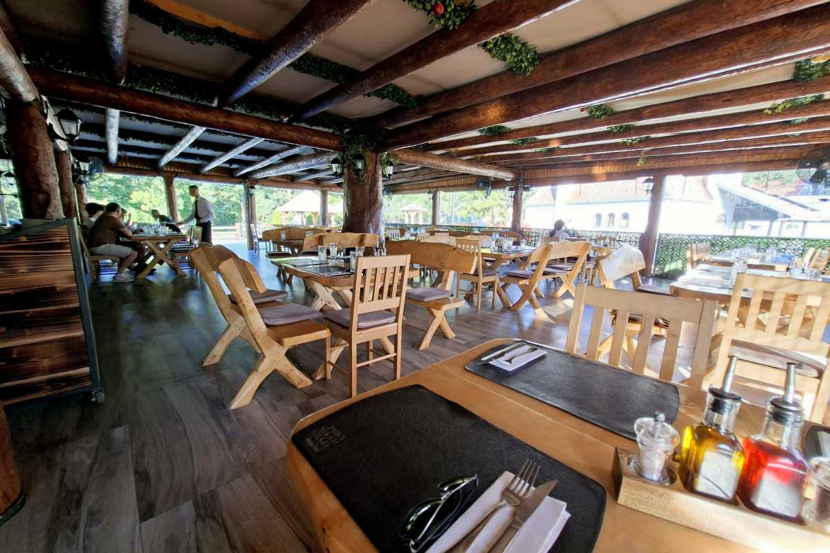 Terasa restorana Vilino korito Natkrivena terasa restorana Vilino korito na Kosmaju