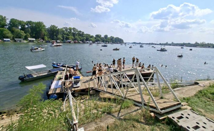 Ponton za kupanje na Adi Međici na reci Savi u Beogradu.
