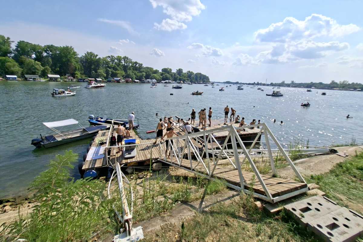 Ponton za kupanje na Adi Međici na reci Savi u Beogradu.