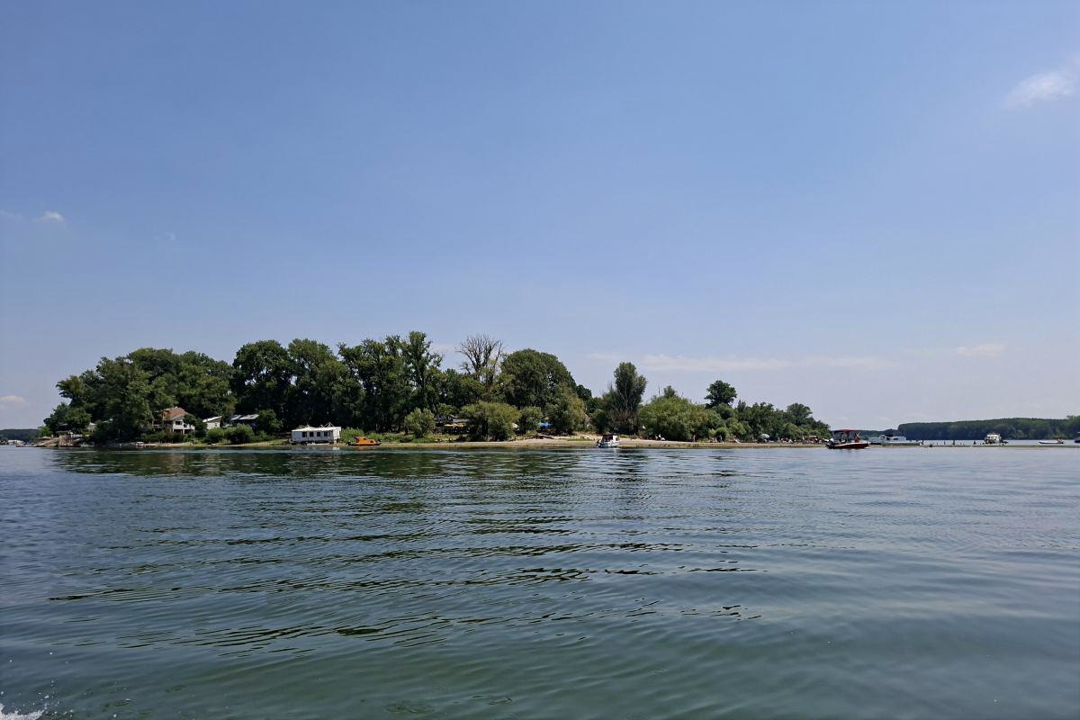 Plaža Bela Stena na Dunavu, omiljeno izletište u blizini Beograda